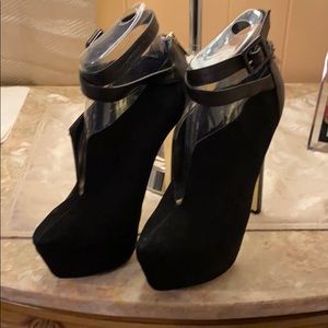 Bebé booties limited edition discontinued Size 7